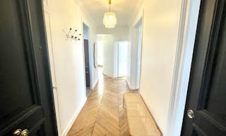 Appartement haussmannien chic et lumineux avec balcon - Image 8