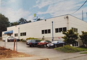 2 story building in grate location, close to downtown Seattle, Magnolia and Ballard center. It has 12 designated parking spaces and garage. Updates available.. - Image 9