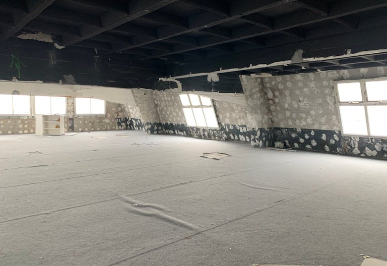 Cured Atypical Building for Rent - Nice Volume - Paris Le Marais - Image 4