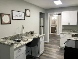 Boutique with parking space - Image 4