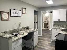 Boutique with parking space - Image 4