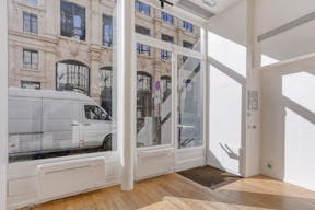 Luminous pop up store in Etienne Marcel (close to the Marais) - Image 1