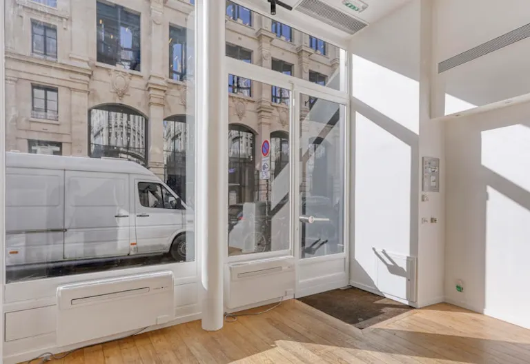 Luminous pop up store in Etienne Marcel (close to the Marais) - Image 1