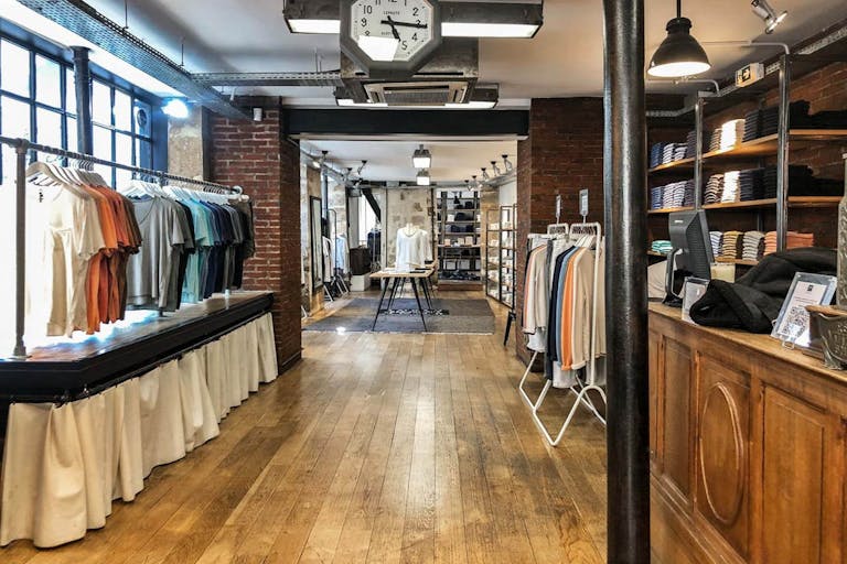 Superb Corner Boutique in Le Marais - Image 3