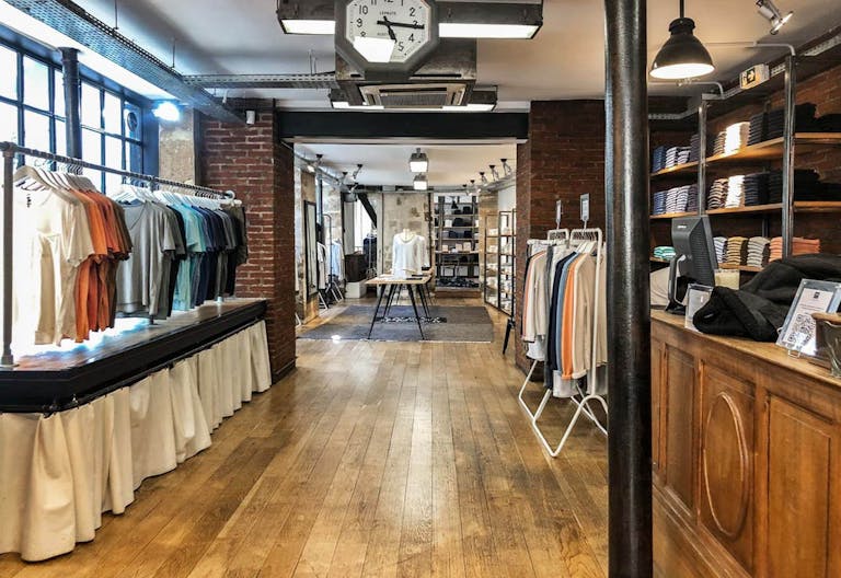 Superb Corner Boutique in Le Marais - Image 3