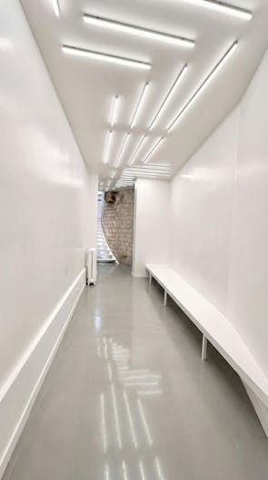 Loft industriel avec verrière zénithale - Image 3