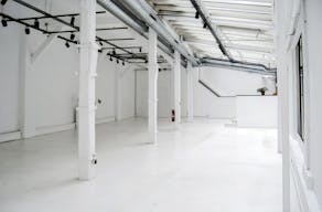 Showroom sous verrière de 200m2, dans le quartier vibrant du 11ème arrondissement. - Image 7
