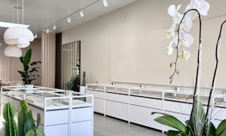 Bright Melrose Ave Showroom Retail Space - Image 1
