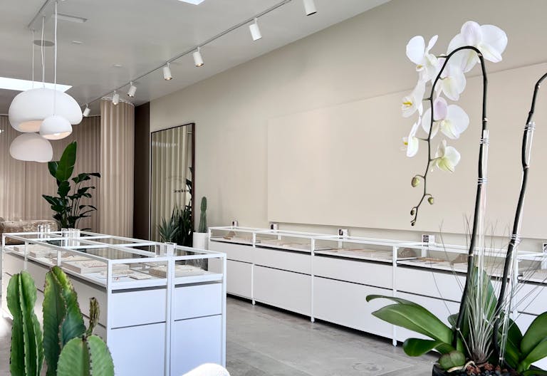 Bright Melrose Ave Showroom Retail Space - Image 1