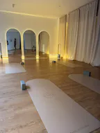 Espace de yoga ou activités de bien être au cœur de Cannes. - Image 0