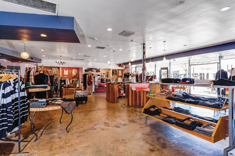 Large, high profile space next to Palisades Village - Image 1