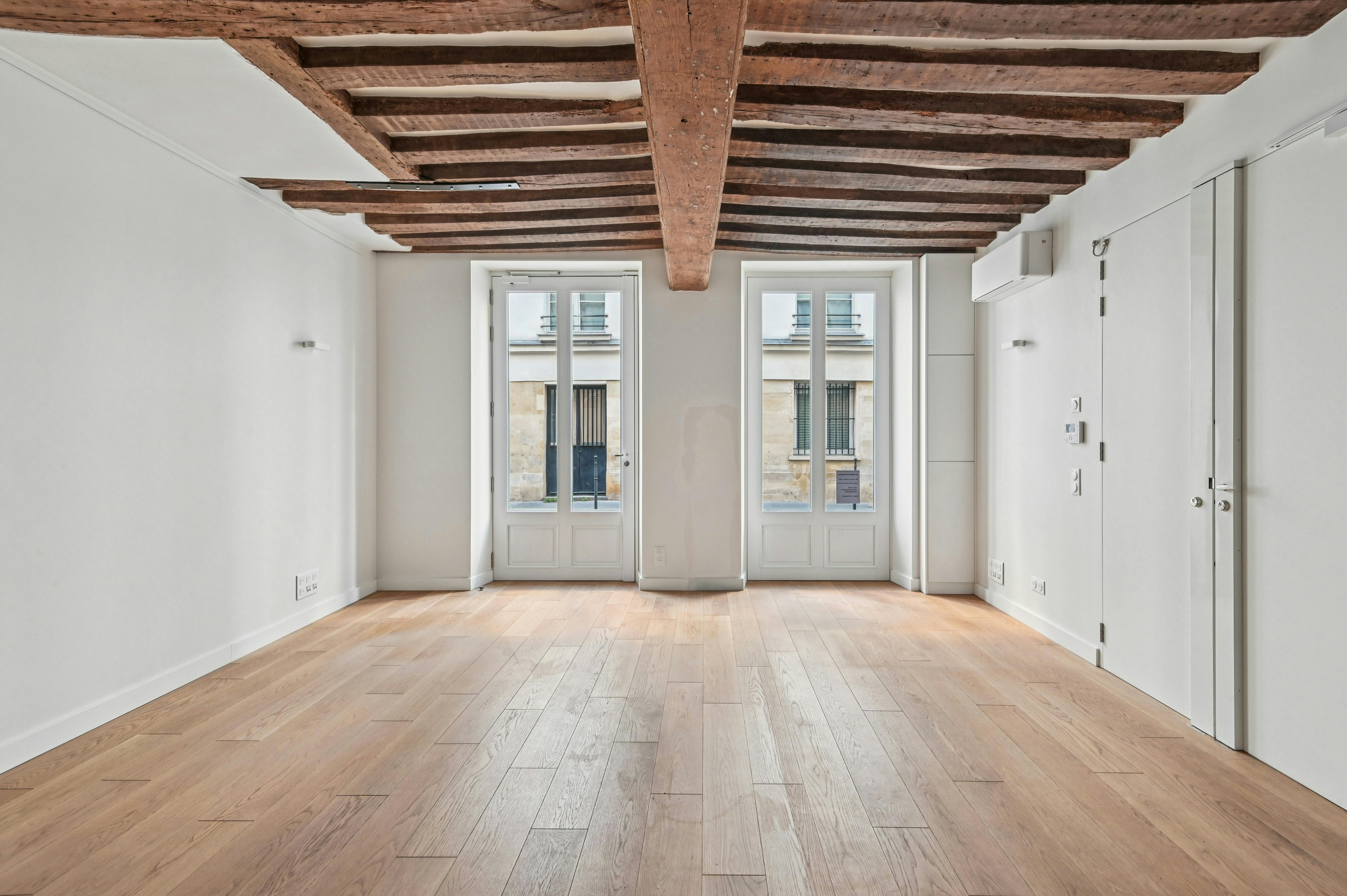 Elegant Gallery and Showroom on Rue du Roi Doré, Paris