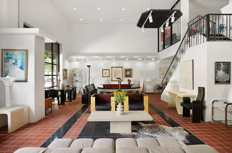 Two-Story, 3000 sqft, Large, Bright & Airy Art Gallery & Collectible Vintage Design Gallery in Brooklyn - Image 4