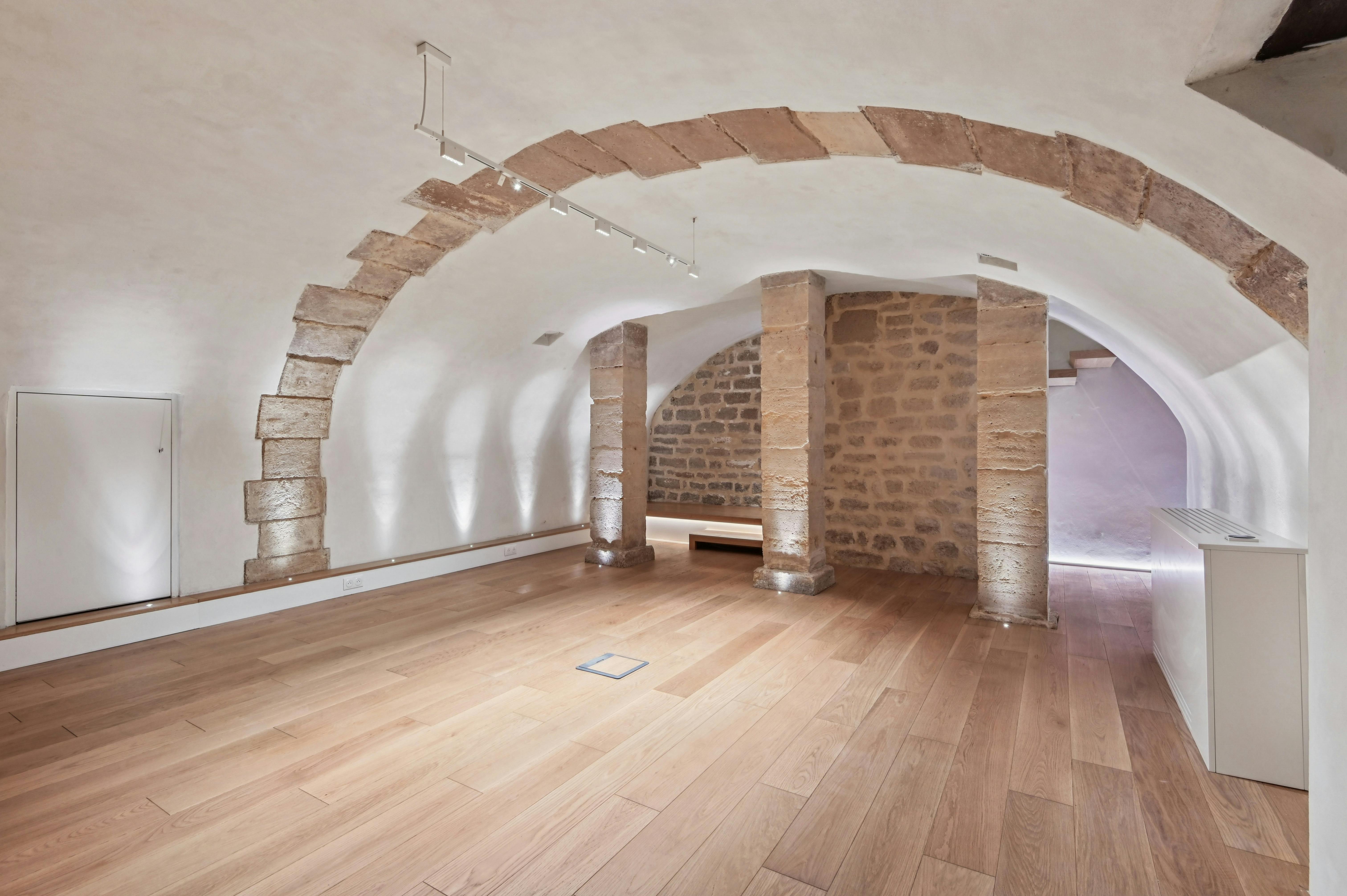 Elegant Gallery and Showroom on Rue du Roi Doré, Paris
