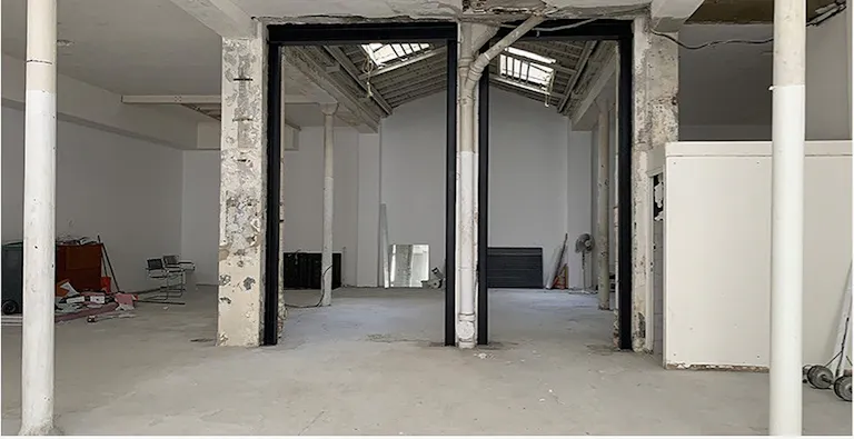 Industrial Showroom in Le Marais - Image 4