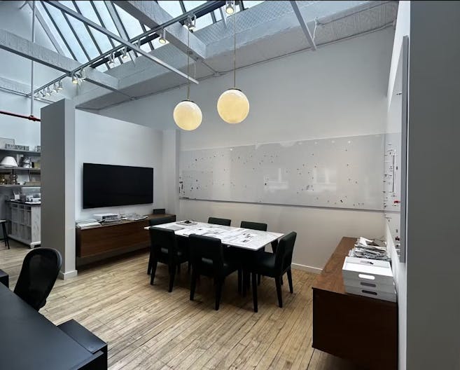 LIGHT-FILLED SHARED OFFICE SPACE IN THE HEART OF FLATIRON - Image 1