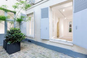 Showroom in Vibrant Le Marais - Image 9