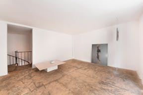 Classic Parisian Art Gallery with Black Storefront 40m2 - Image 10