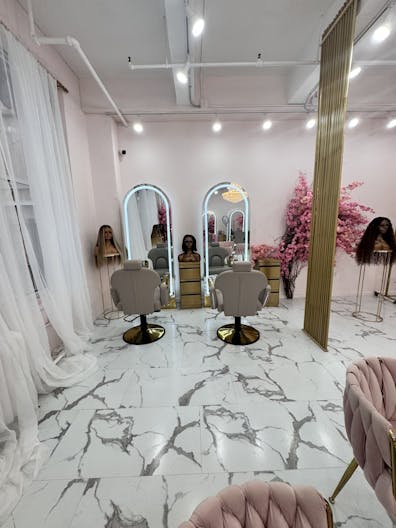 Elegant Pink Venue in Downtown NYC: Ideal for Glam Services & Stylish Events - Image 1