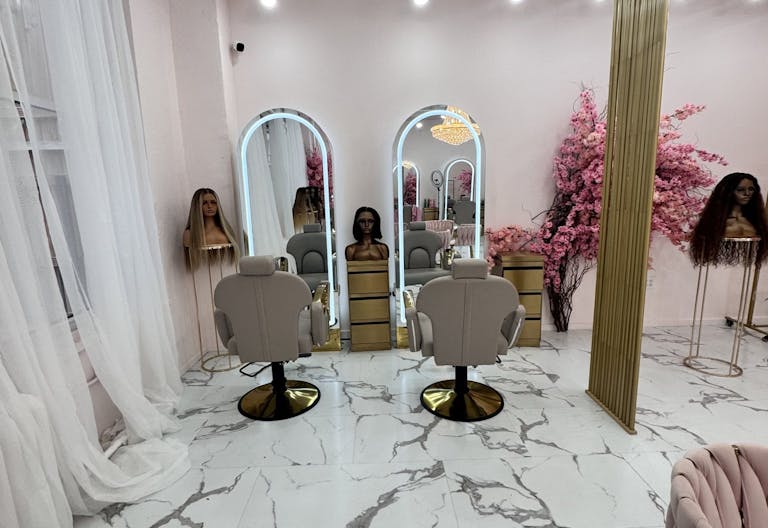 Elegant Pink Venue in Downtown NYC: Ideal for Glam Services & Stylish Events - Image 1