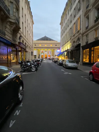 Charming and typical Parisian shop greatly located in Saint-Germain-des-Prés - Image 1