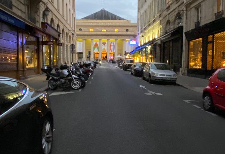 Charming and typical Parisian shop greatly located in Saint-Germain-des-Prés - Image 1