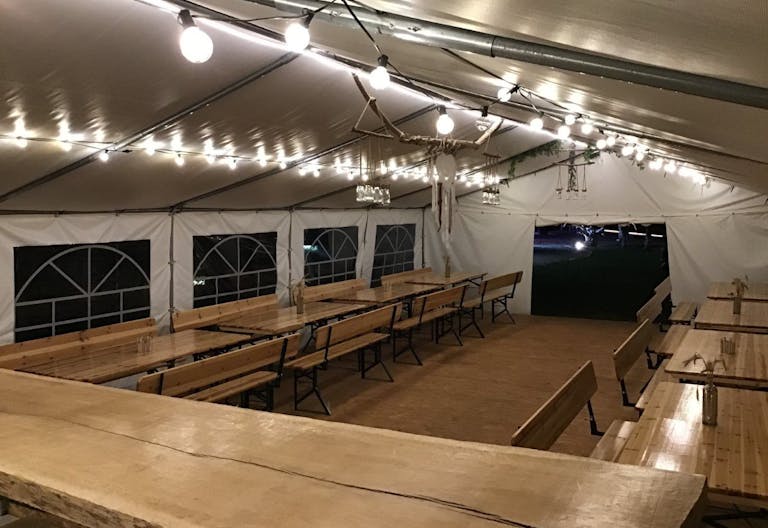 Terrain am�nag� avec chapiteau en bordure de rivi�re - Image 1