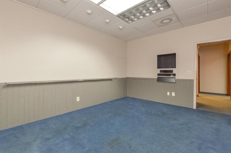 Clean Office Space - Image 3