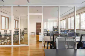 Location bureau Paris 18 : espace cl�-en-main pouvant accueillir jusqu?� 45 postes sur une superficie de 230m2 - Image 0