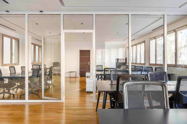 Location bureau Paris 18 : espace cl�-en-main pouvant accueillir jusqu?� 45 postes sur une superficie de 230m2 - Image 0