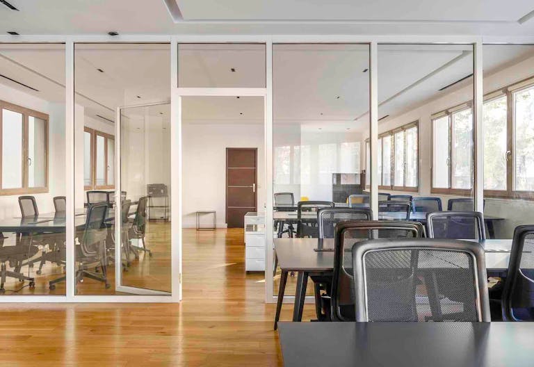 Location bureau Paris 18 : espace cl�-en-main pouvant accueillir jusqu?� 45 postes sur une superficie de 230m2 - Image 0