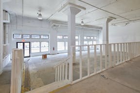 Unique open floor plan - Image 7