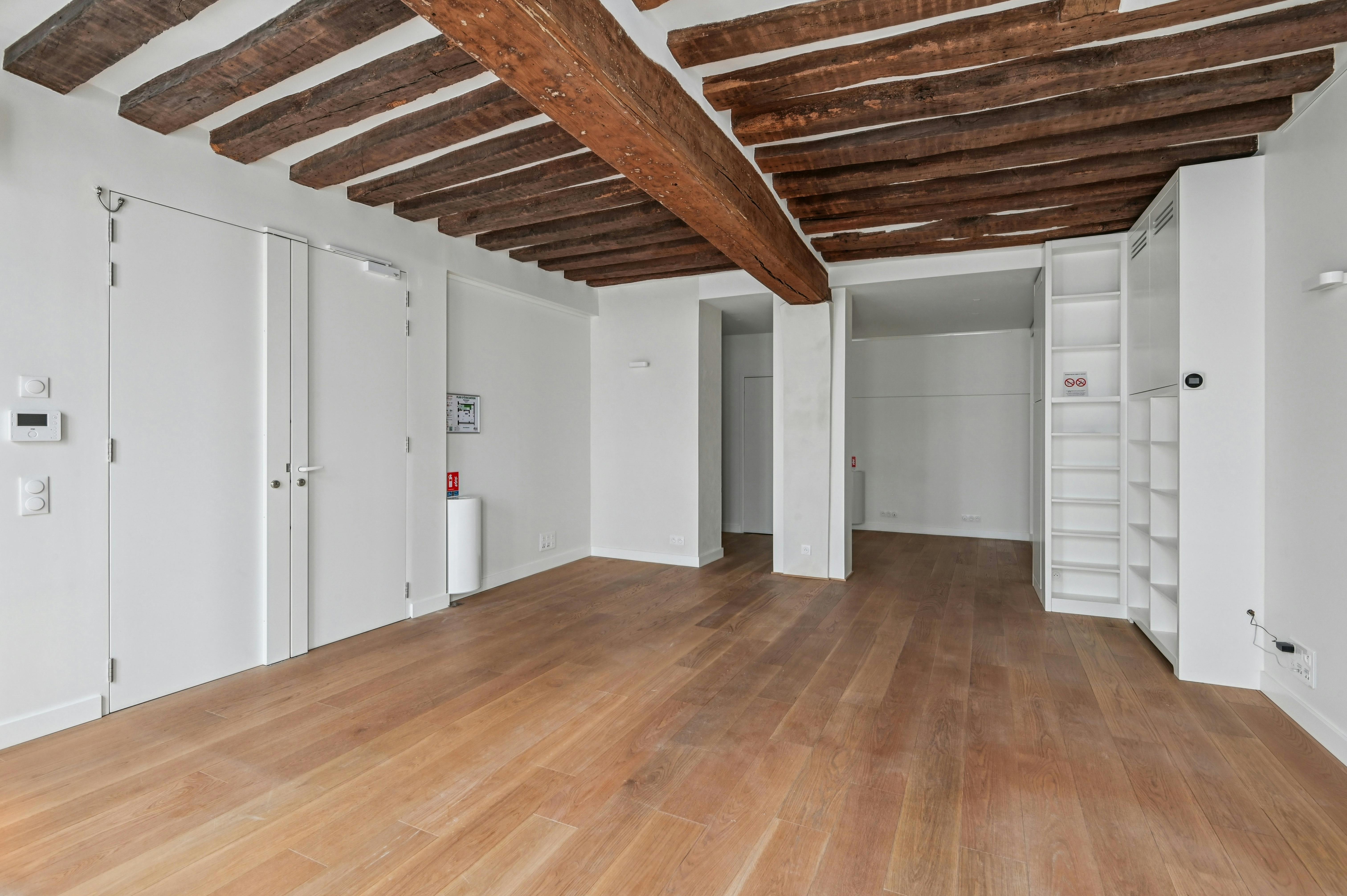 Elegant Gallery and Showroom on Rue du Roi Doré, Paris