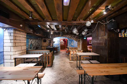 Bar atypique décoré par des artistes en plein quartier Montorgueil - Image 0