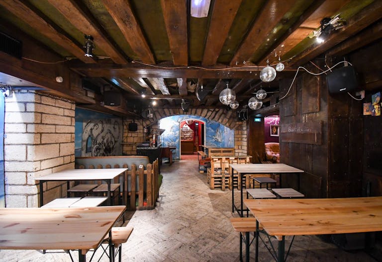 Bar atypique d�cor� par des artistes en plein quartier Montorgueil - Image 0