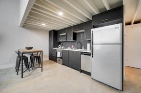 Sun-drenched retail space with 15' Ceilings - Image 4