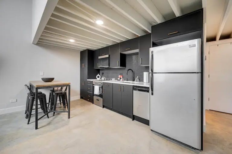 Sun-drenched retail space with 15' Ceilings - Image 4