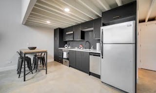 Sun-drenched retail space with 15' Ceilings - Image 4