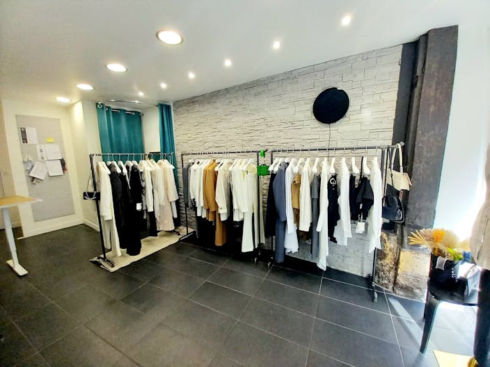 Boutique spacieuse et lumineuse au centre ville du 2e arrondissement - Image 3