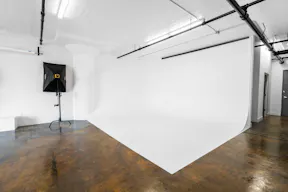 Modern Space w/ Natural Light and Cyc Wall- Industrial Construction Production Studio - Image 7