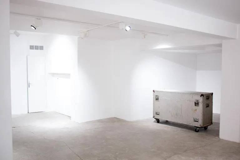 Beautiful Le Marais Showroom - Image 4