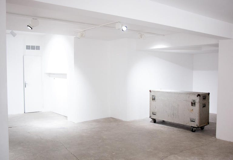 Beautiful Le Marais Showroom - Image 4