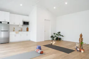 Creative Studio Space with Large Backyard for Photo/Video/Events - Image 2