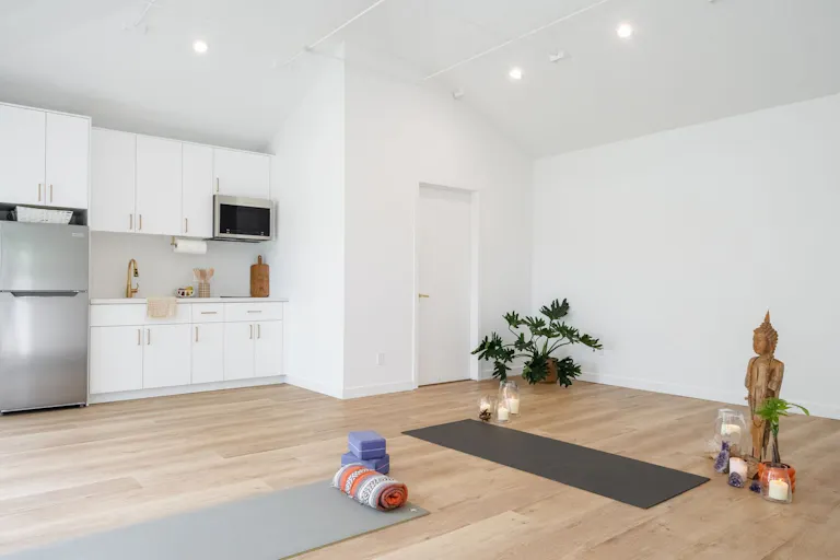 Creative Studio Space with Large Backyard for Photo/Video/Events - Image 2