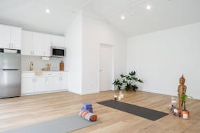 Creative Studio Space with Large Backyard for Photo/Video/Events - Image 2