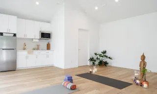 Creative Studio Space with Large Backyard for Photo/Video/Events - Image 2