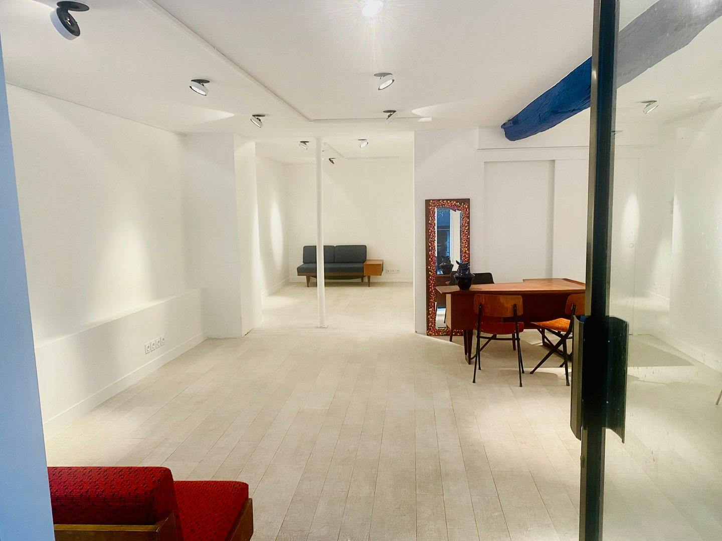 48 sqm Art Gallery and Showroom in le Haut Marais, Paris