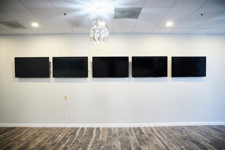Easy assembly event space for rent - Image 4