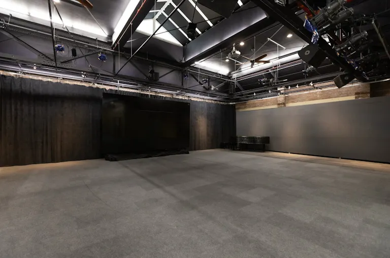 Expansive Loft with High Ceilings in Midtown Manhattan - Image 2