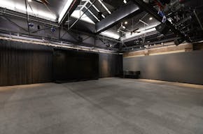 Expansive Loft with High Ceilings in Midtown Manhattan - Image 2